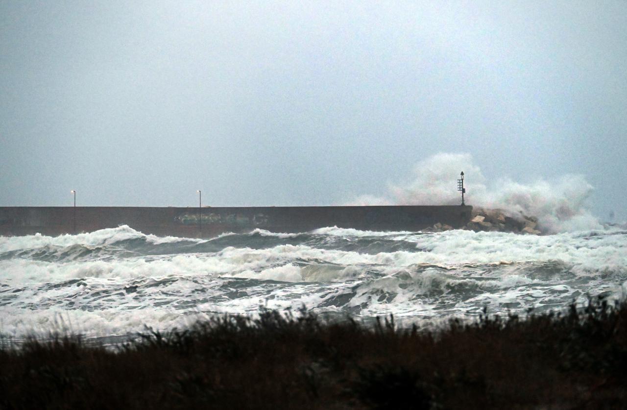 Maltempo, codice rosso confermato anche per domani: frane e allagamenti in 11 Comuni, allarme dighe