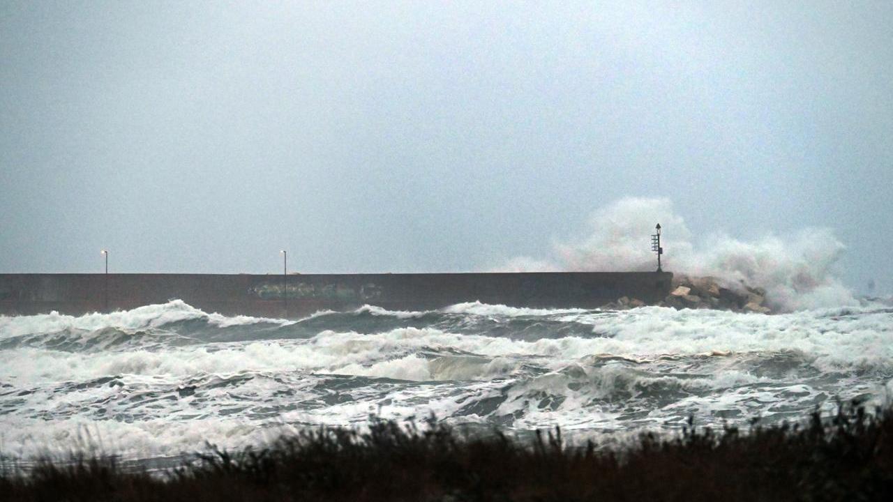 Maltempo, codice rosso confermato anche per domani: frane e allagamenti in 11 Comuni, allarme dighe