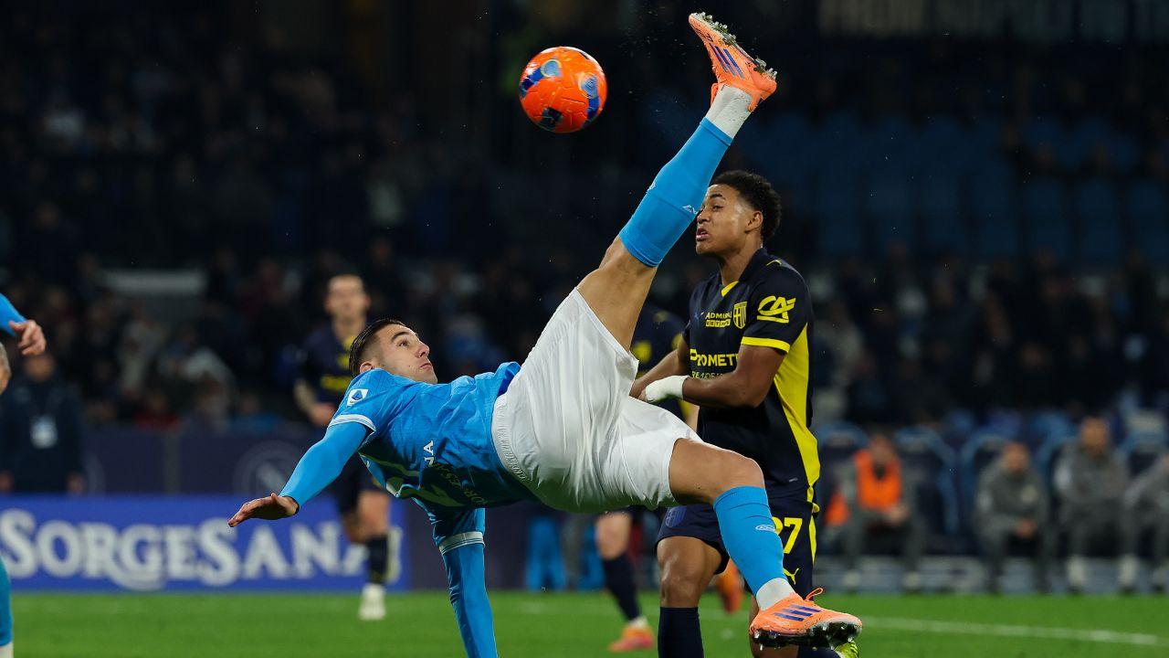 Lorenzo Lucca con la maglia del Napoli