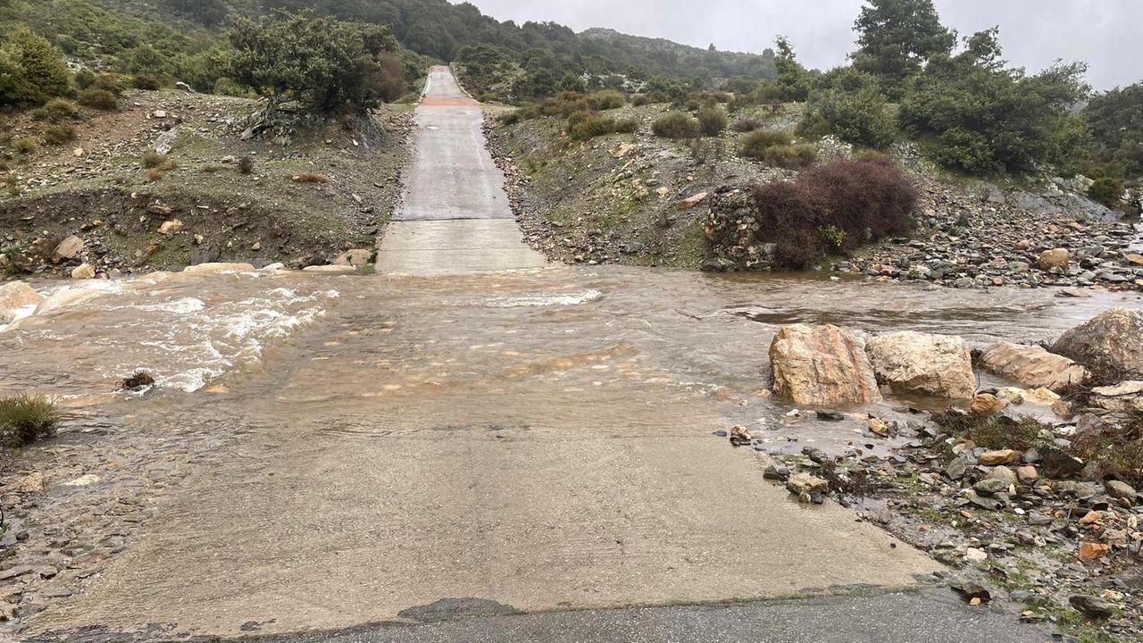Dispersi due pastori a Urzulei, l’ovile isolato dal fiume in piena