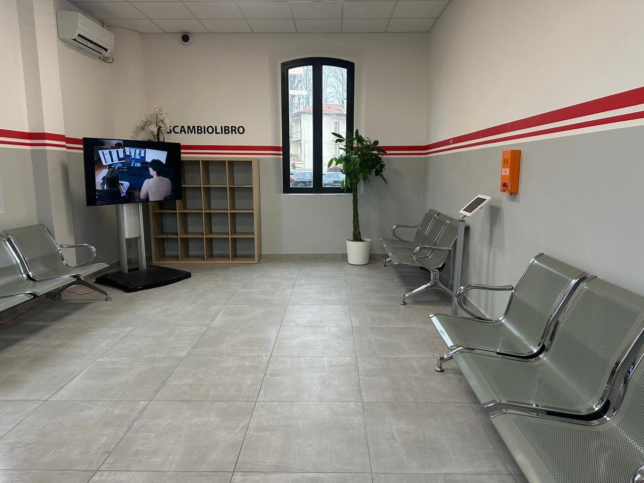 Ora nella sala d’attesa della stazione dei treni di Brescello si entra solo se hai il biglietto