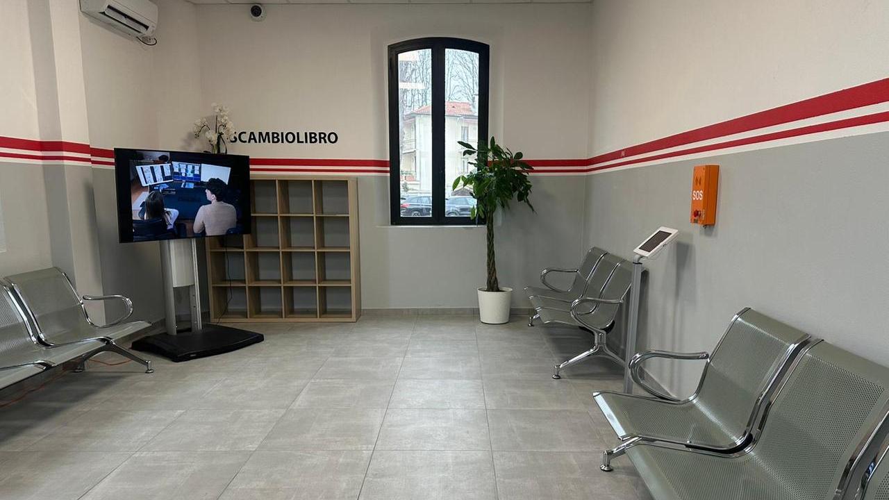 Ora nella sala d’attesa della stazione dei treni di Brescello si entra solo se hai il biglietto