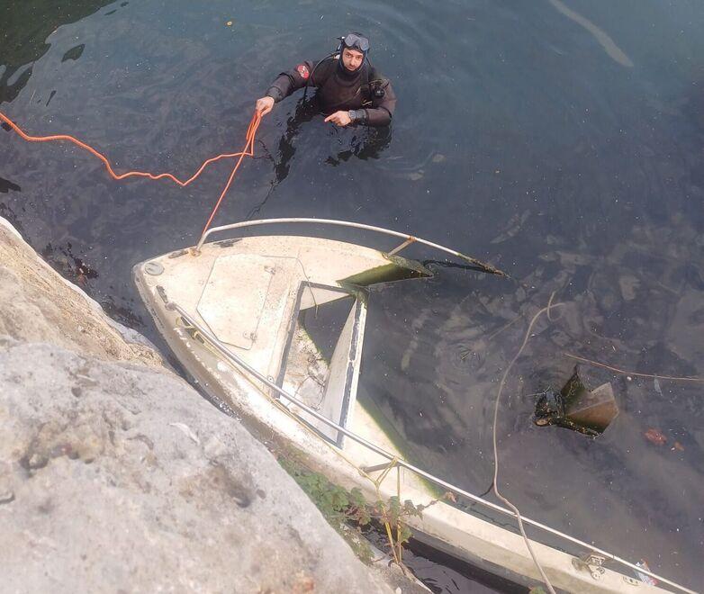 Fossi puliti, sommozzatori-spazzini in azione a Livorno: recuperati barca e scooter<br type="_moz" />
