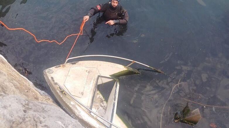 Fossi puliti, sommozzatori-spazzini in azione a Livorno: recuperati barca e scooter<br type="_moz" />