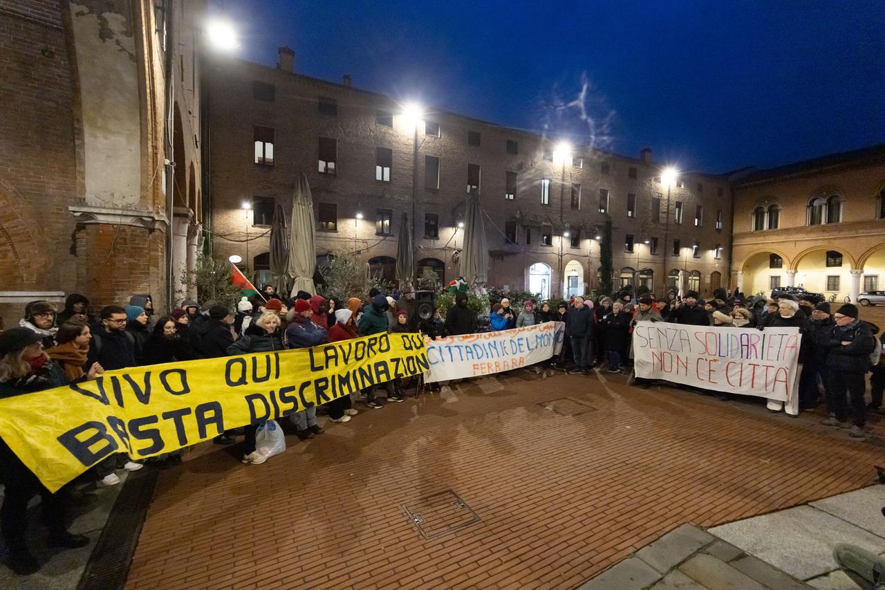 Sfollati, presidio al municipio di Ferrara: «Il Comune deve ascoltarci»