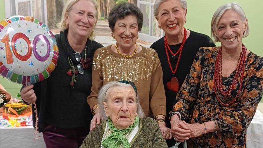 
	Maria cambiaggio, la neocentenaria, circondata dalle quattro figlie

