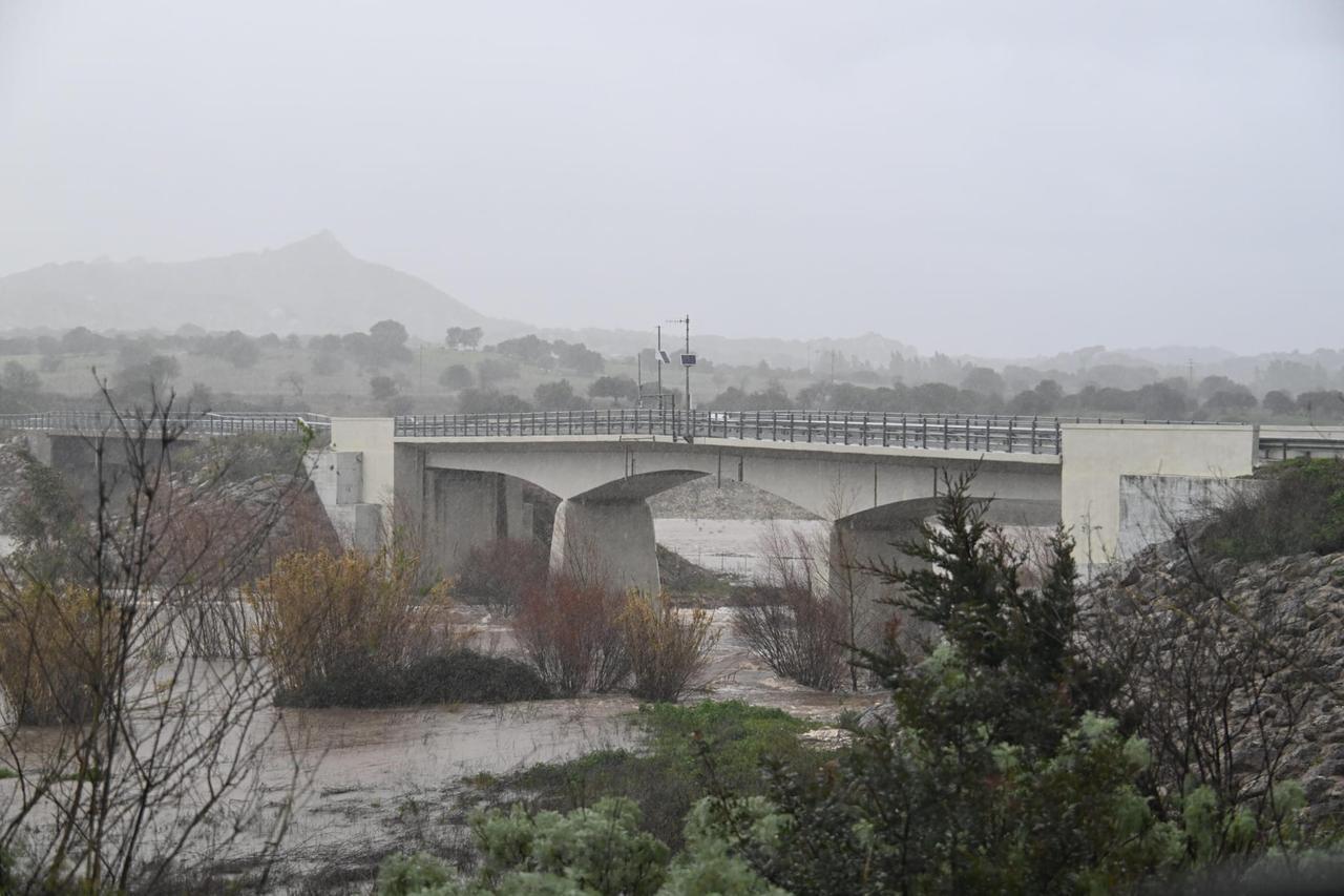 Ciclone Harry, il maltempo si intensifica: ora il Cedrino fa paura, allagamenti a Su Gologone e Cagliari – IL PUNTO