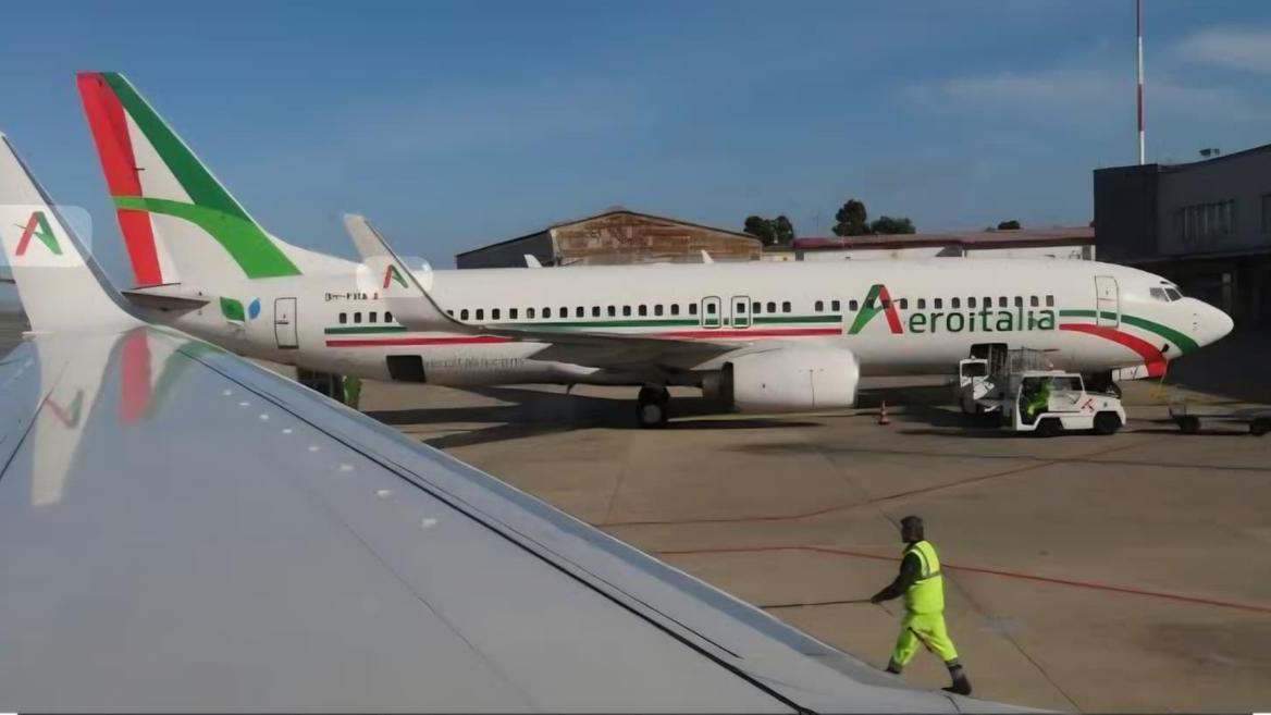 Paura a bordo del volo Cagliari – Roma: tifosi della Juve esagitati, uno manomette la maschera dell’ossigeno
