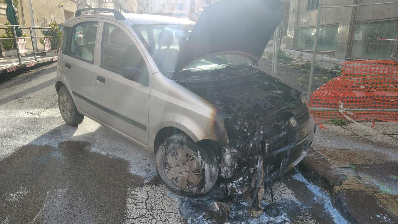 Paura a Sassari, auto prende fuoco in pieno centro