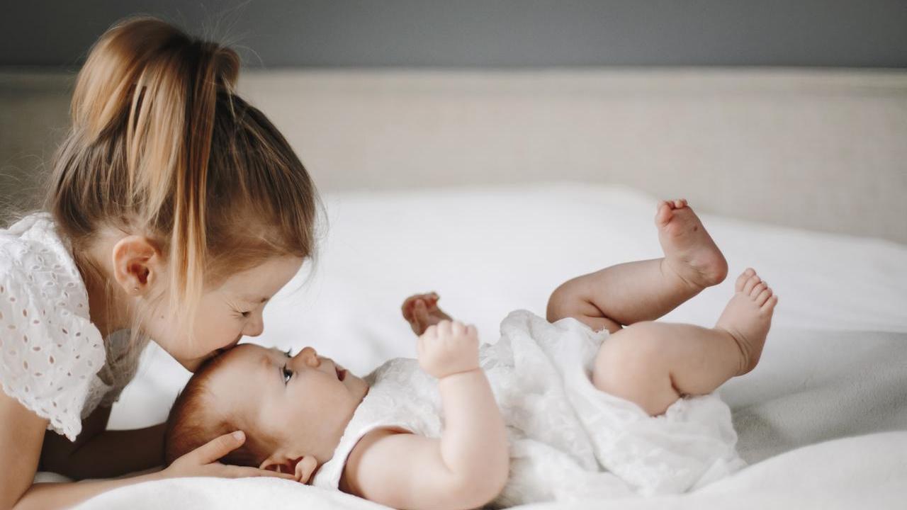 Crescere i figli ha un costo sempre più elevato (foto Freepik)