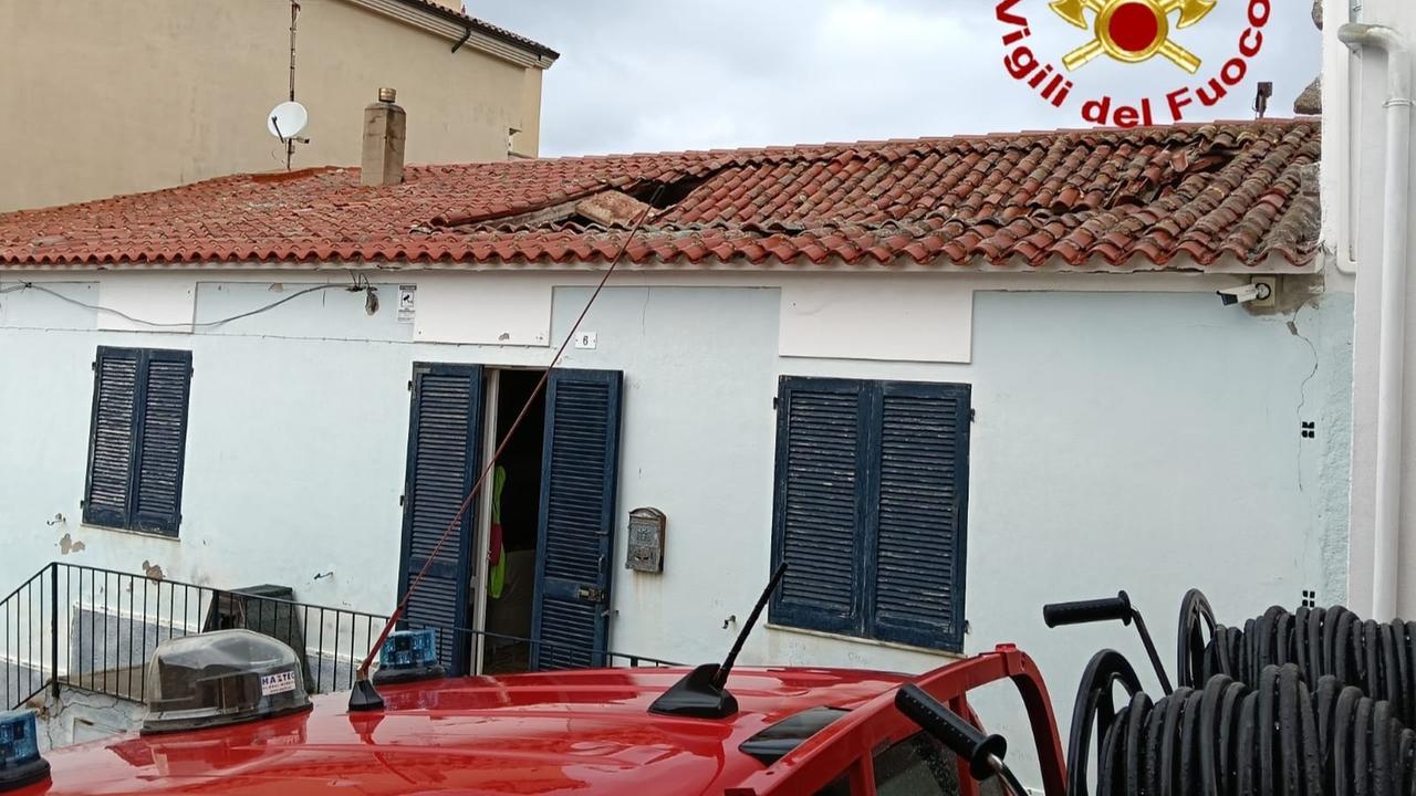 Crolla il tetto di un’abitazione: intervengono i vigili del fuoco