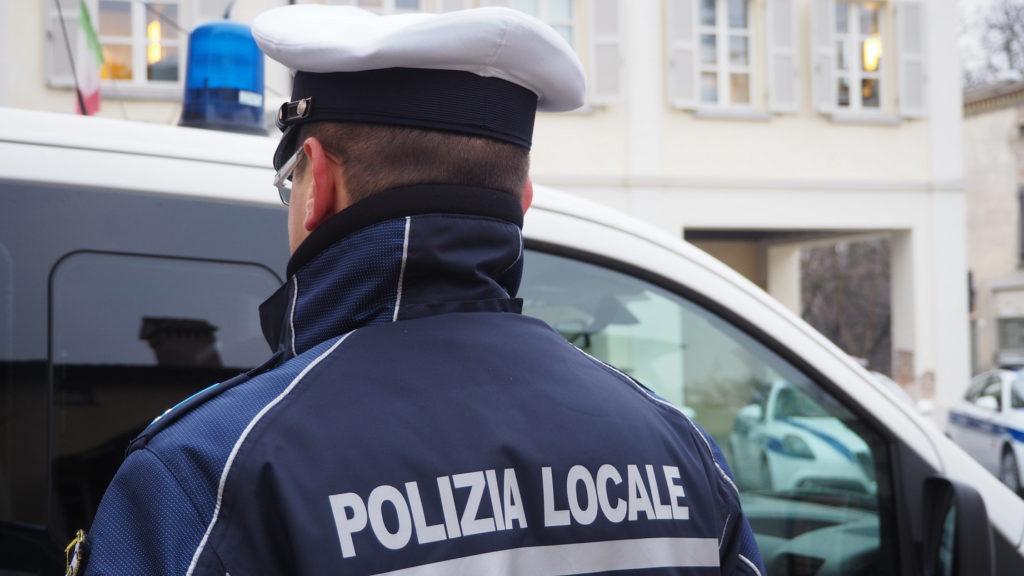 Quaranta ordini di allontanamento, 16 abusi edili accertati e oltre 700 verbali per abbandono di rifiuti