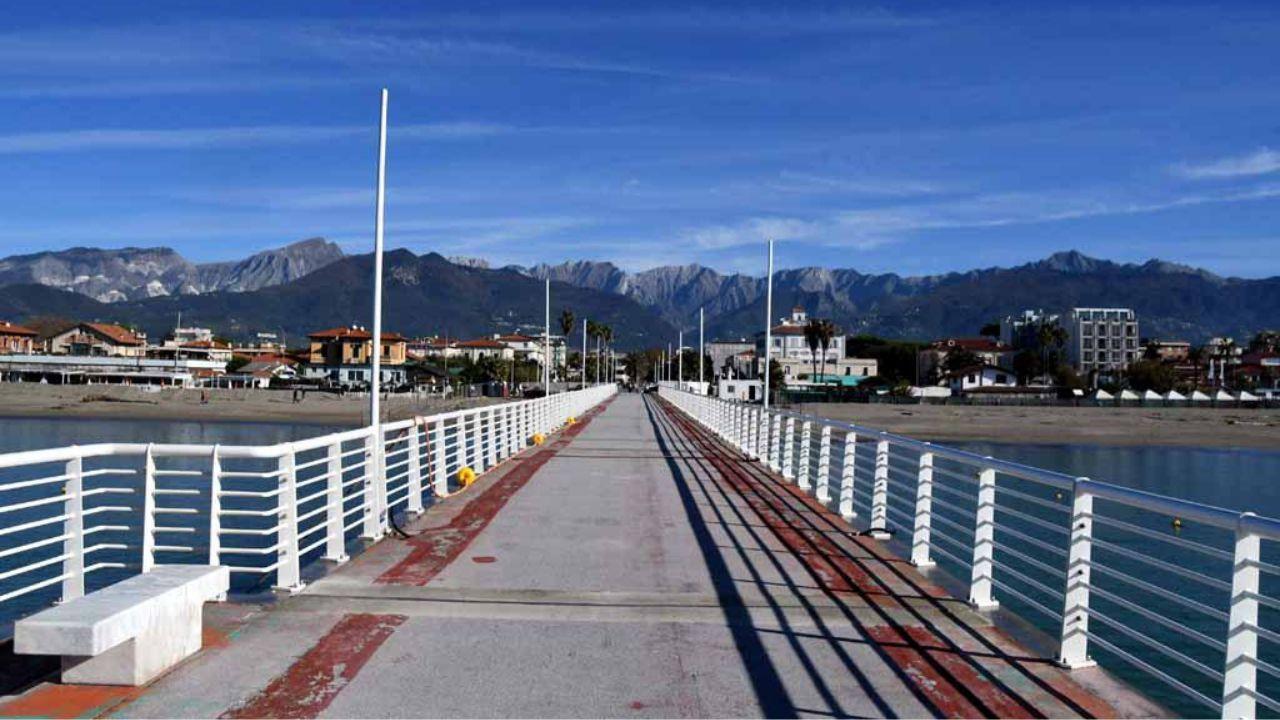 Uno scorcio del litorale massese visto dall'inizio del pontile