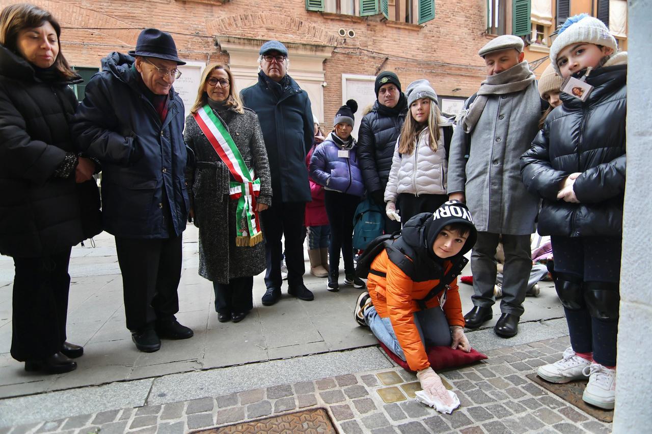 Le scuole lucidano le pietre d’inciampo a Ferrara