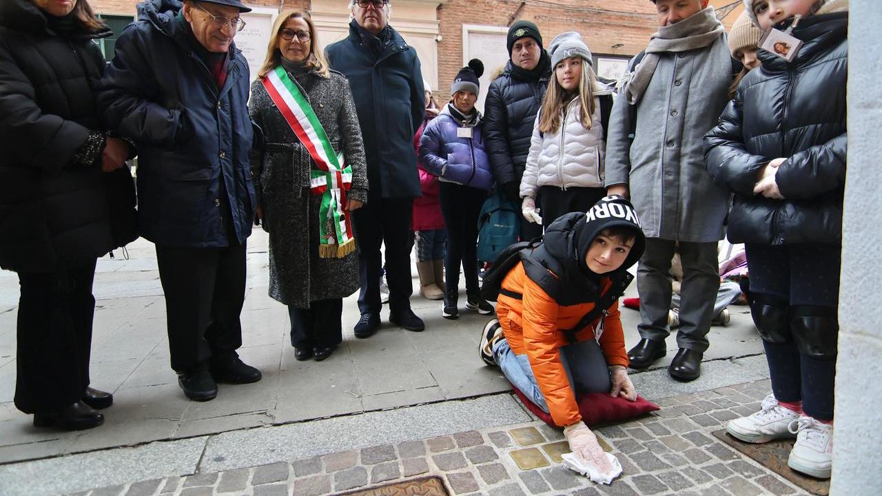Le scuole lucidano le pietre d’inciampo a Ferrara