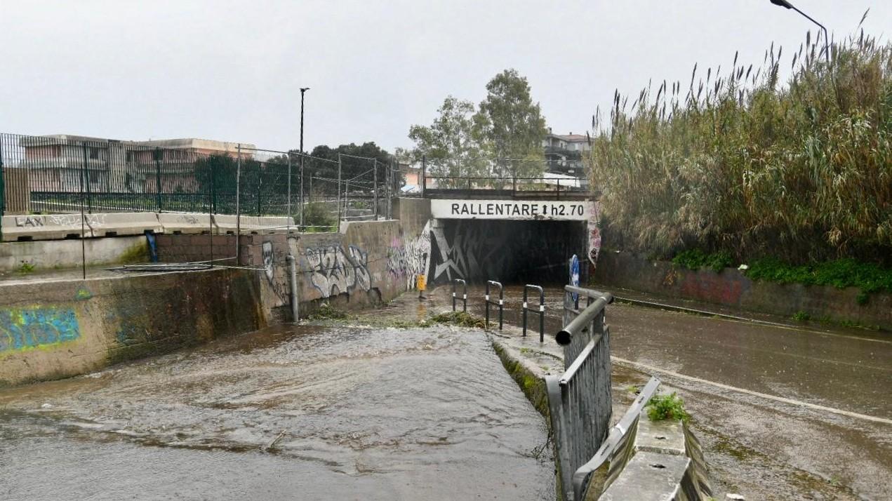 Il sottopasso di via Amba Alagi invaso dall'acqua
