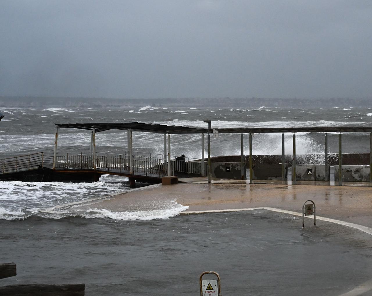 
	Il pontile crollato a Marina Piccola, Cagliari <em>(foto Mario Rosas)</em>

