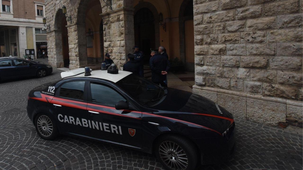 Carabinieri di fronte al Comune (foto di archivio)