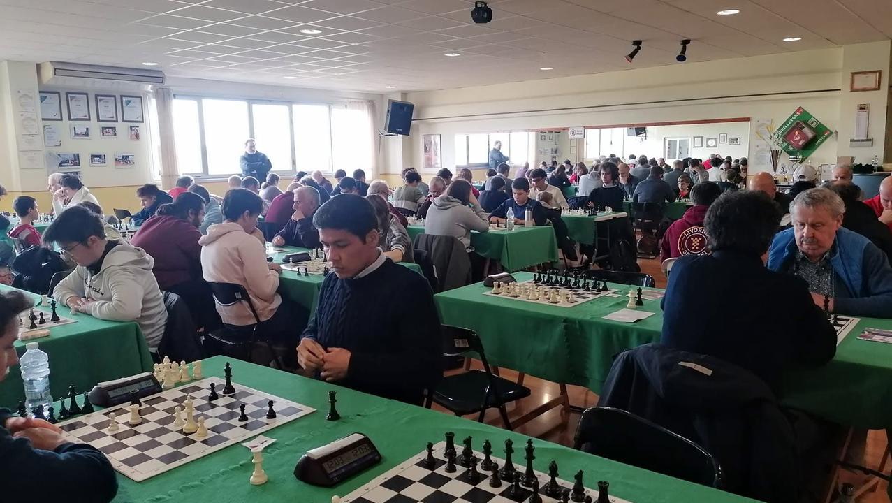 Un'immagine del torneo di scacchi che si è disputato in via Pian di Rota