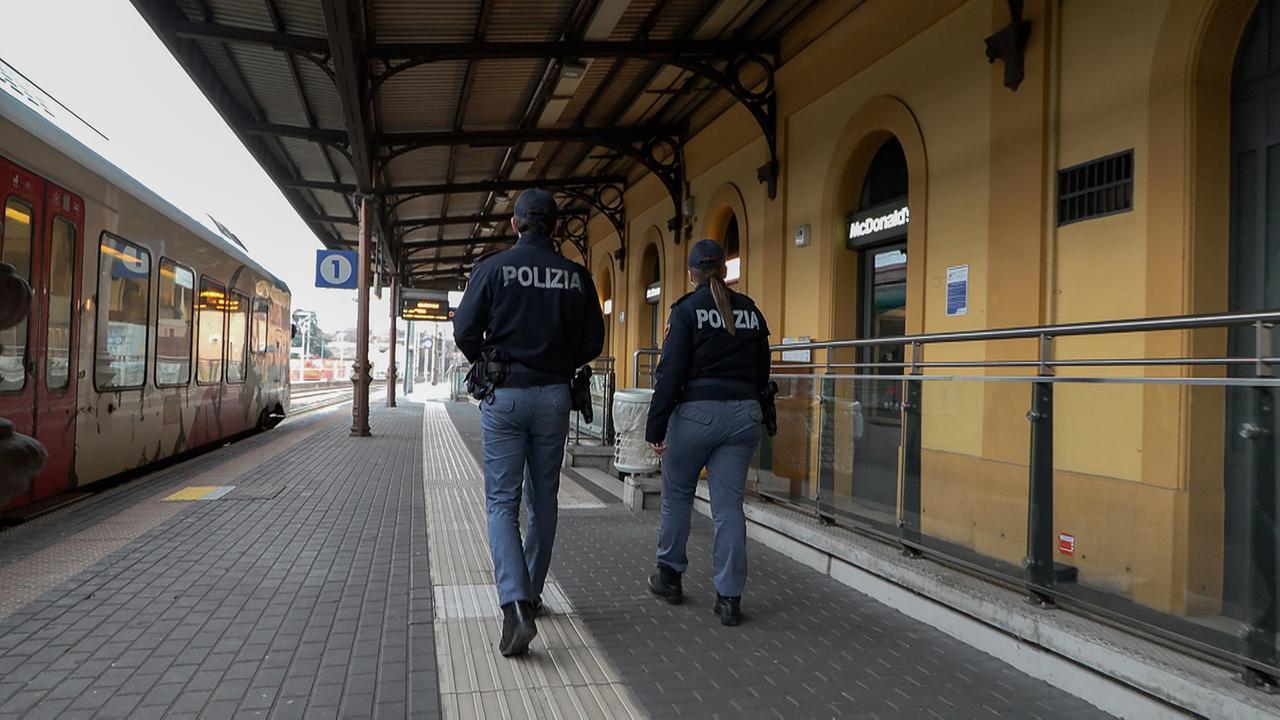 Bimbo di 4 anni sale sul treno a Bologna senza la mamma: soccorso e accudito a Modena dalla polizia