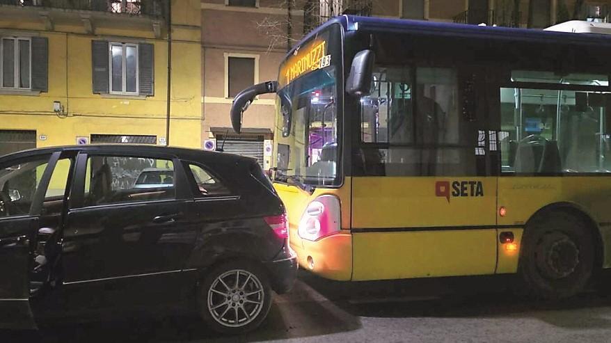 Autista del bus aggredito dopo l’incidente a Modena: «Insultato e spintonato»