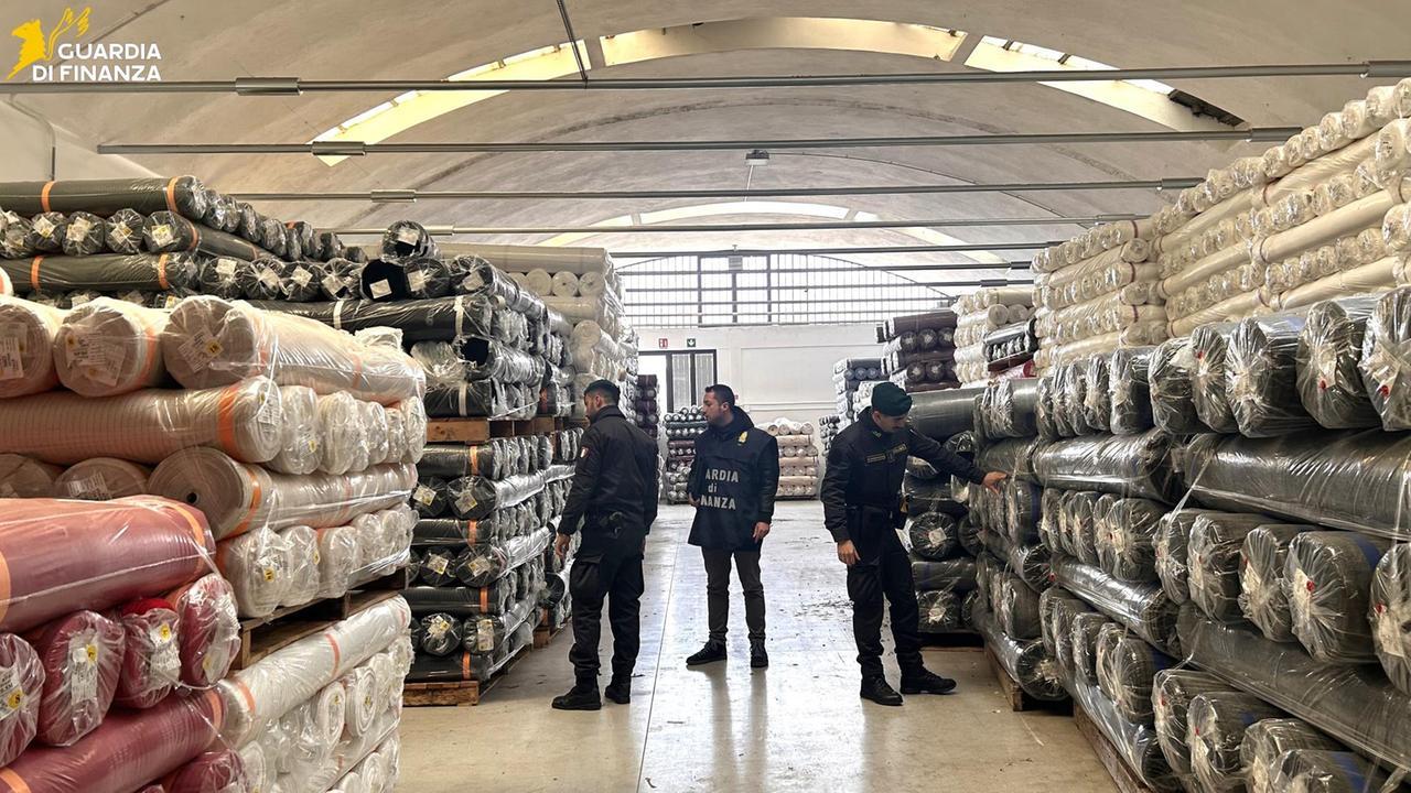 
	Uno dei magazzini controllati dalla guardia di finanza

