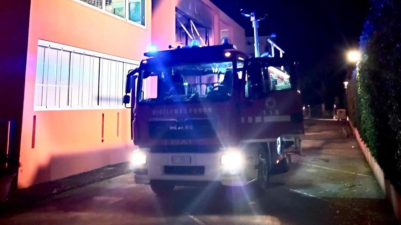 Notte di paura ad Alghero, in fiamme un appartamento: in salvo un uomo e il suo cane