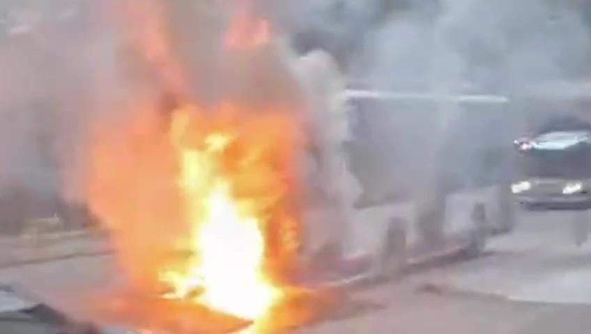 Paura a Sassari, autobus in fiamme davanti all’istituto agrario: passeggeri in fuga