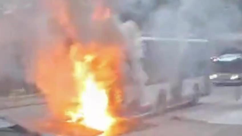 Paura a Sassari, autobus in fiamme davanti all’istituto agrario: passeggeri in fuga