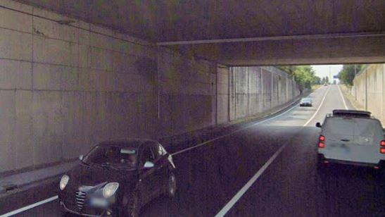 Si rompe un tubo in viale Piacentini, la strada si allaga e ghiaccia: diversi i tamponamenti