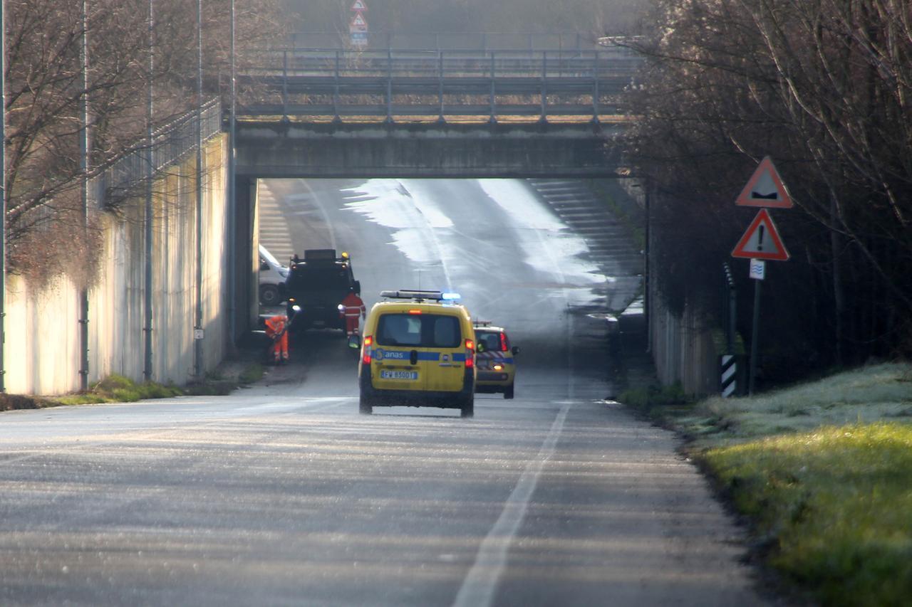 Si rompe un tubo in viale Piacentini, la strada si allaga e ghiaccia: diversi i tamponamenti