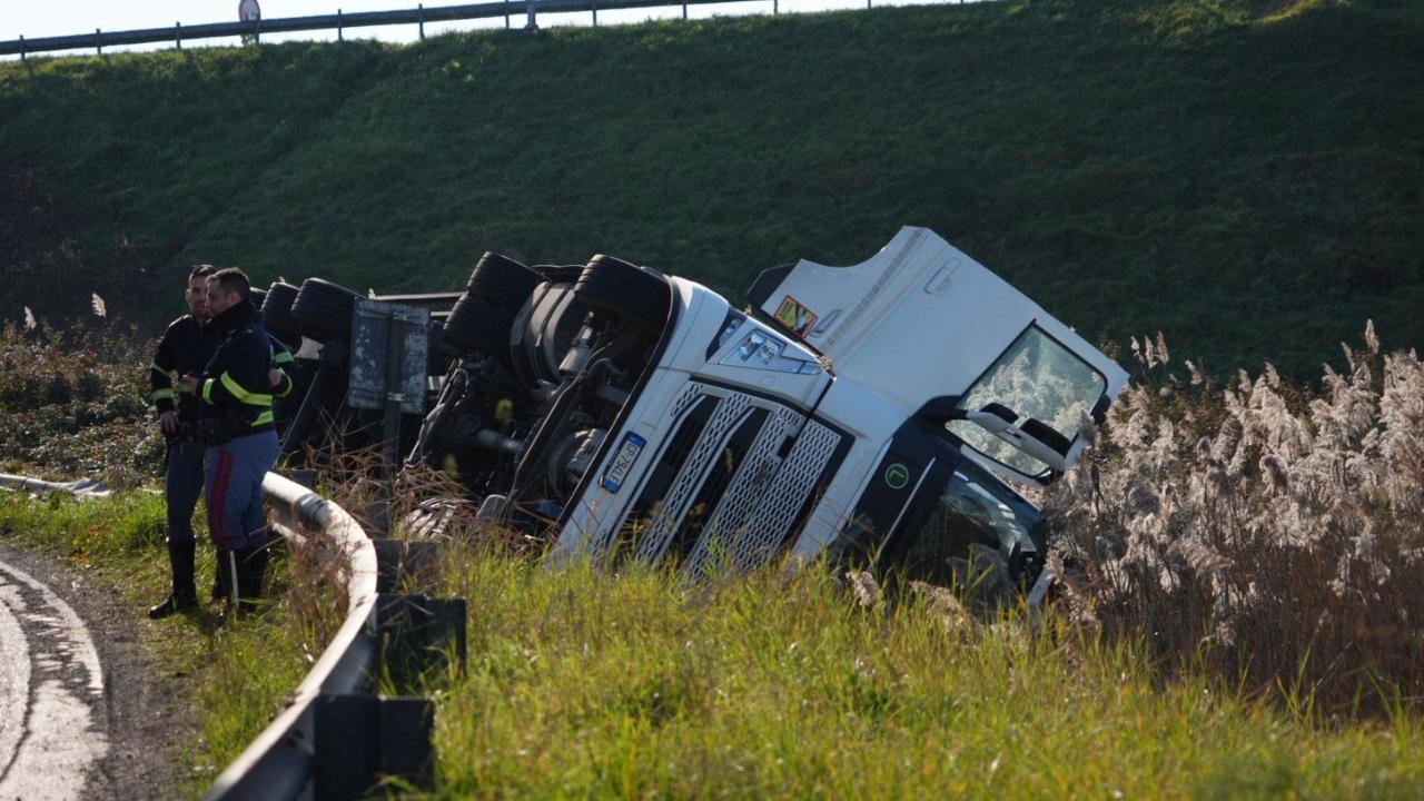 
	Il tir ribaltato (Foto Stick)

