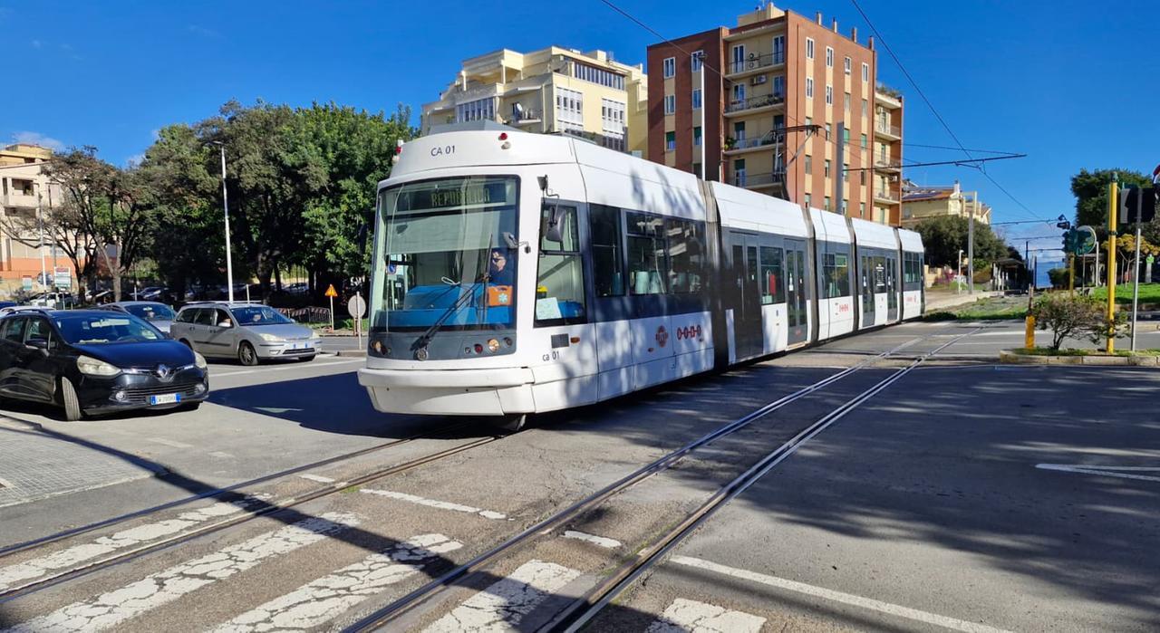 Paura a Cagliari, il tram slitta sui binari e deraglia: bloccata la metro leggera