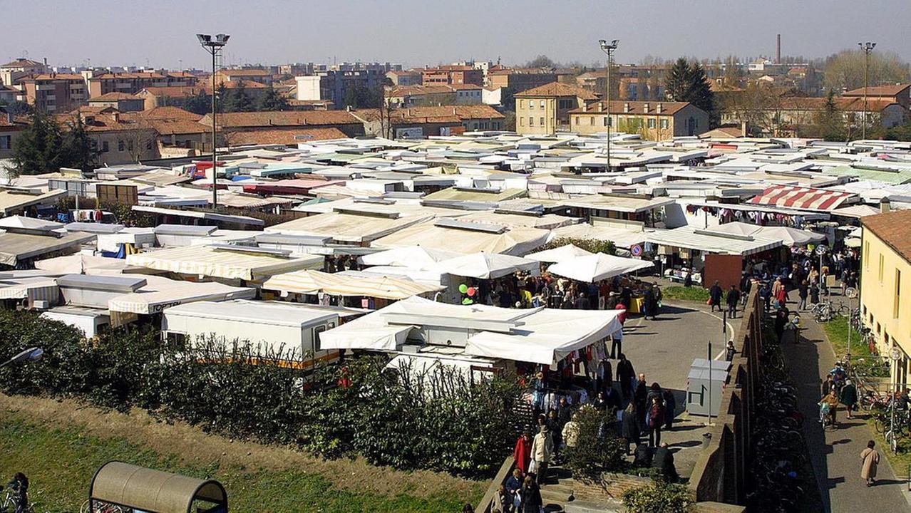 Mercato del lunedì a Ferrara, i cittadini bocciano l’Acquedotto: qual è la loro proposta