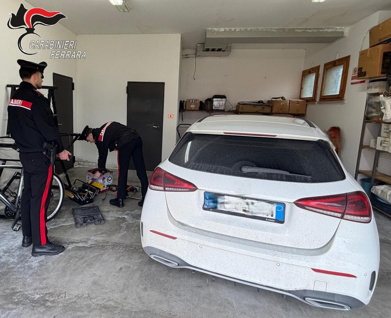 Sorpresi mentre entrano in una casa disabitata a Riva del Po per rubare