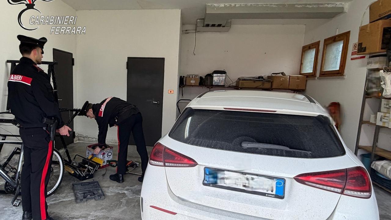 Sorpresi mentre entrano in una casa disabitata a Riva del Po per rubare