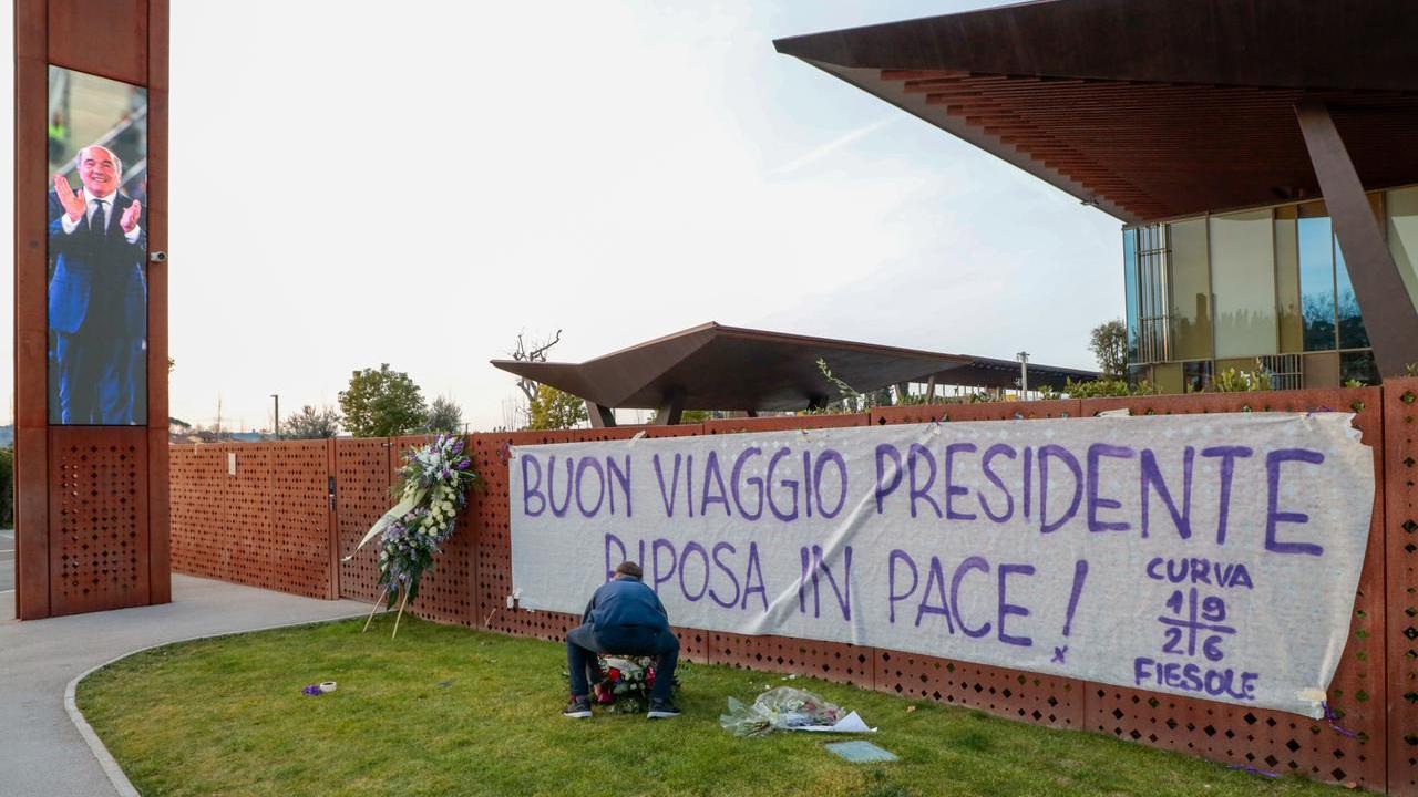 Lo striscione dei tifosi viola per Rocco Commisso