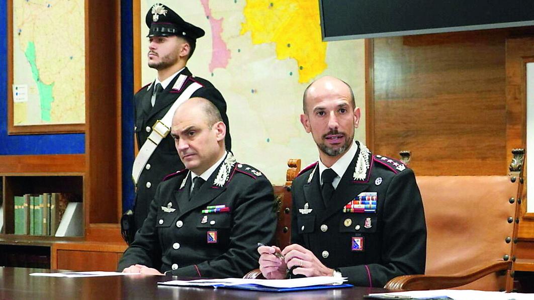 Il tenente colonnello Rocco Taurasi che comanda il reparto operativo di Livorno, a dx il comandante provinciale dell’Arma labronica Dario Mineo