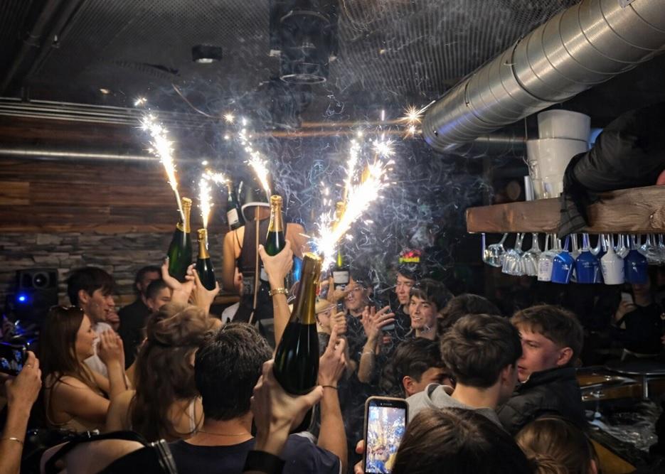 Bassa Reggiana, mozione per la sicurezza nei locali: «Stop a fiamme libere per evitare un’altra Crans-Montana»