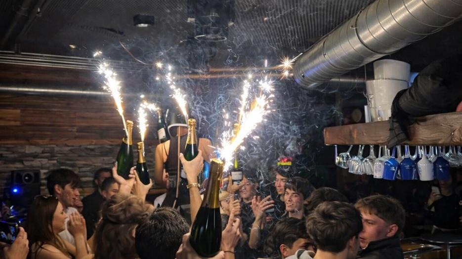 Bassa Reggiana, mozione per la sicurezza nei locali: «Stop a fiamme libere per evitare un’altra Crans-Montana»