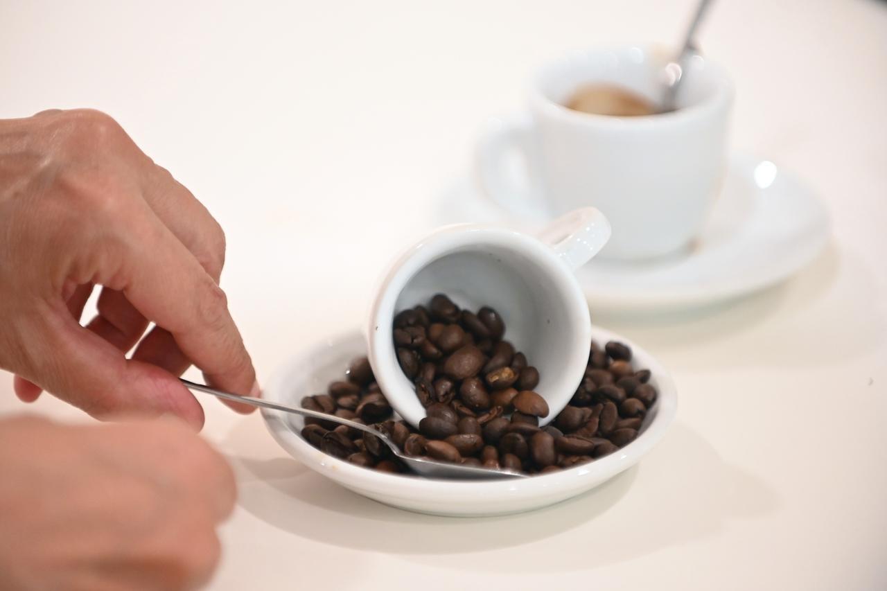 Il caffè, dall’Etiopia alle tazzine di tutto il mondo: una storia millenaria di aromi e culture