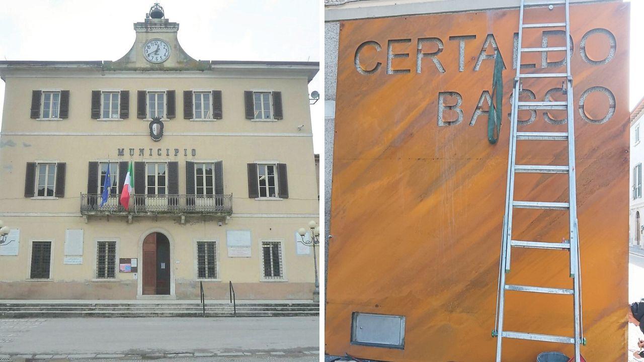 Il municipio di Certaldo e una delle lastre in acciaio corten al centro dell’azione legale promossa da alcuni residenti