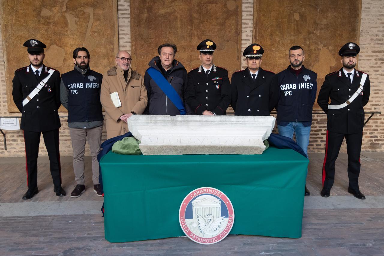 Ferrara, ritrovato uno storico architrave che arredava i camerini di Alfonso I