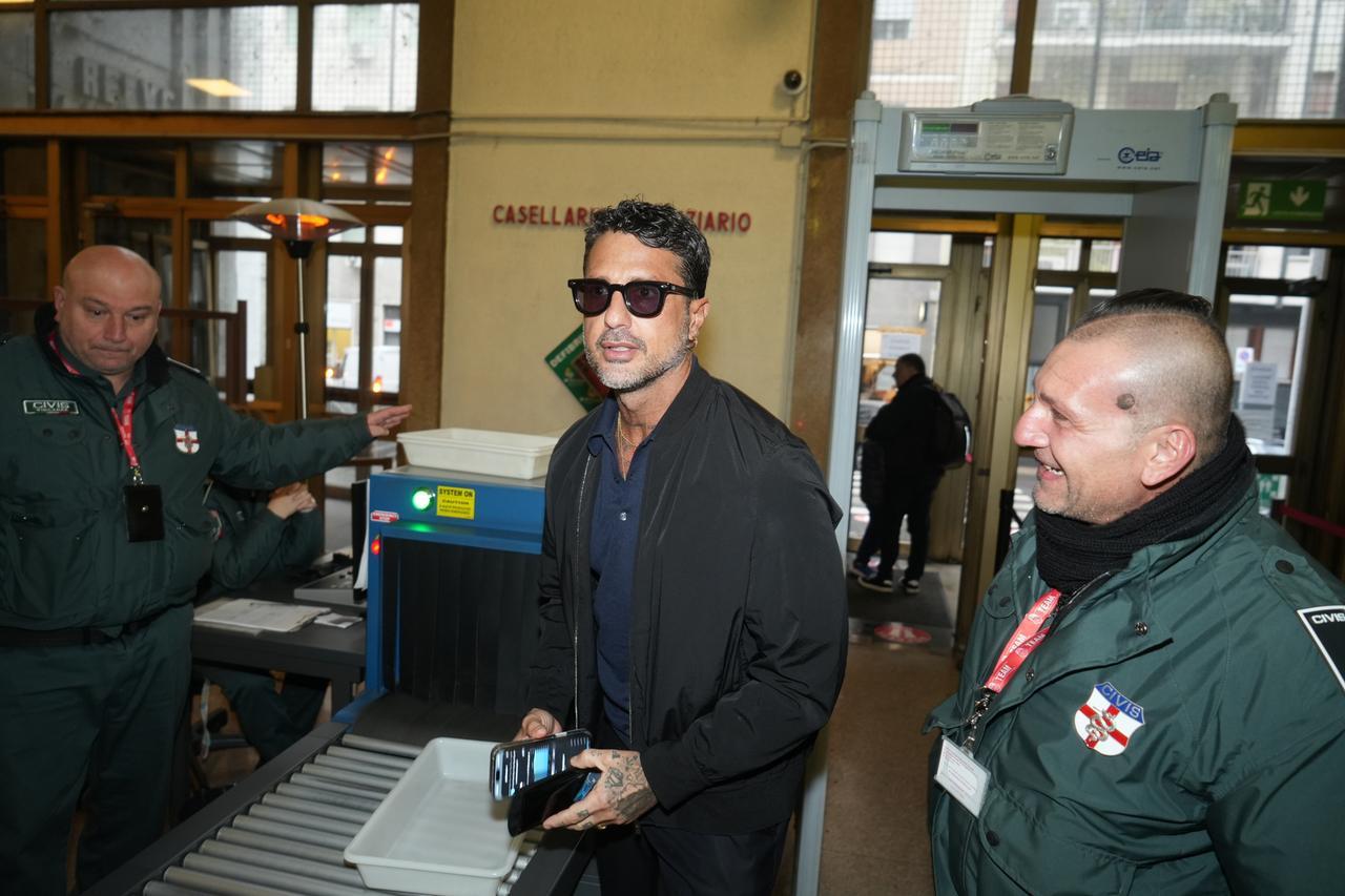 Mediaset denuncia Corona per diffamazione aggravata e minacce. L'ex paparazzo: «È guerra, racconterò tutta la verità»