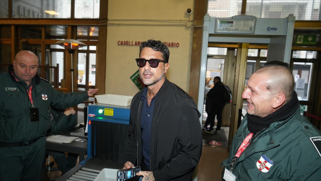 Mediaset denuncia Corona per diffamazione aggravata e minacce. L'ex paparazzo: «È guerra, racconterò tutta la verità»