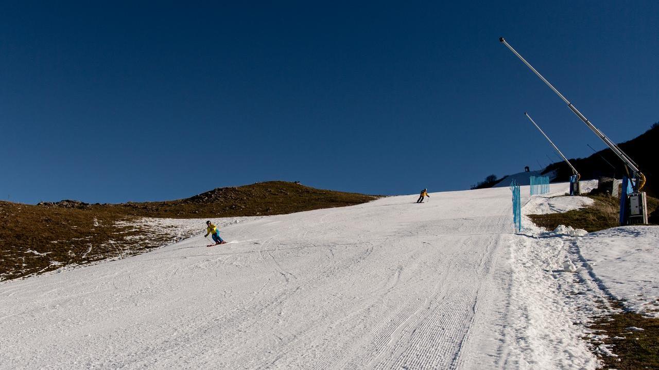Perde il controllo degli sci e finisce contro un albero: morto un 21enne