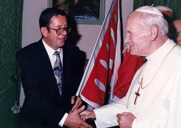 
	Giuliano Masi con papa Giovanni Paolo II durante la visita a Volterra del pontefice nel 1989

