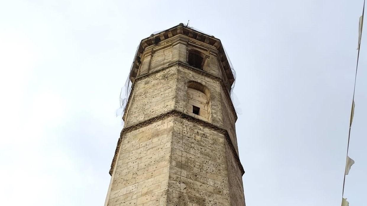 Ciclone Harry, il vento stacca la rete di sicurezza del campanile: allarme calcinacci