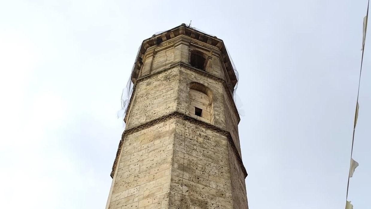 Ciclone Harry, il vento stacca la rete di sicurezza del campanile: allarme calcinacci