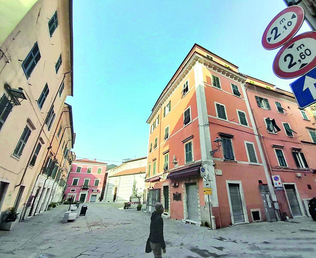 Carrara, in centro storico siamo alla svendita: fondi in affitto a 200 euro al mese